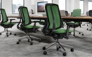 洗練されたオフィスチェアとデスクで演出する、スタイリッシュな空間